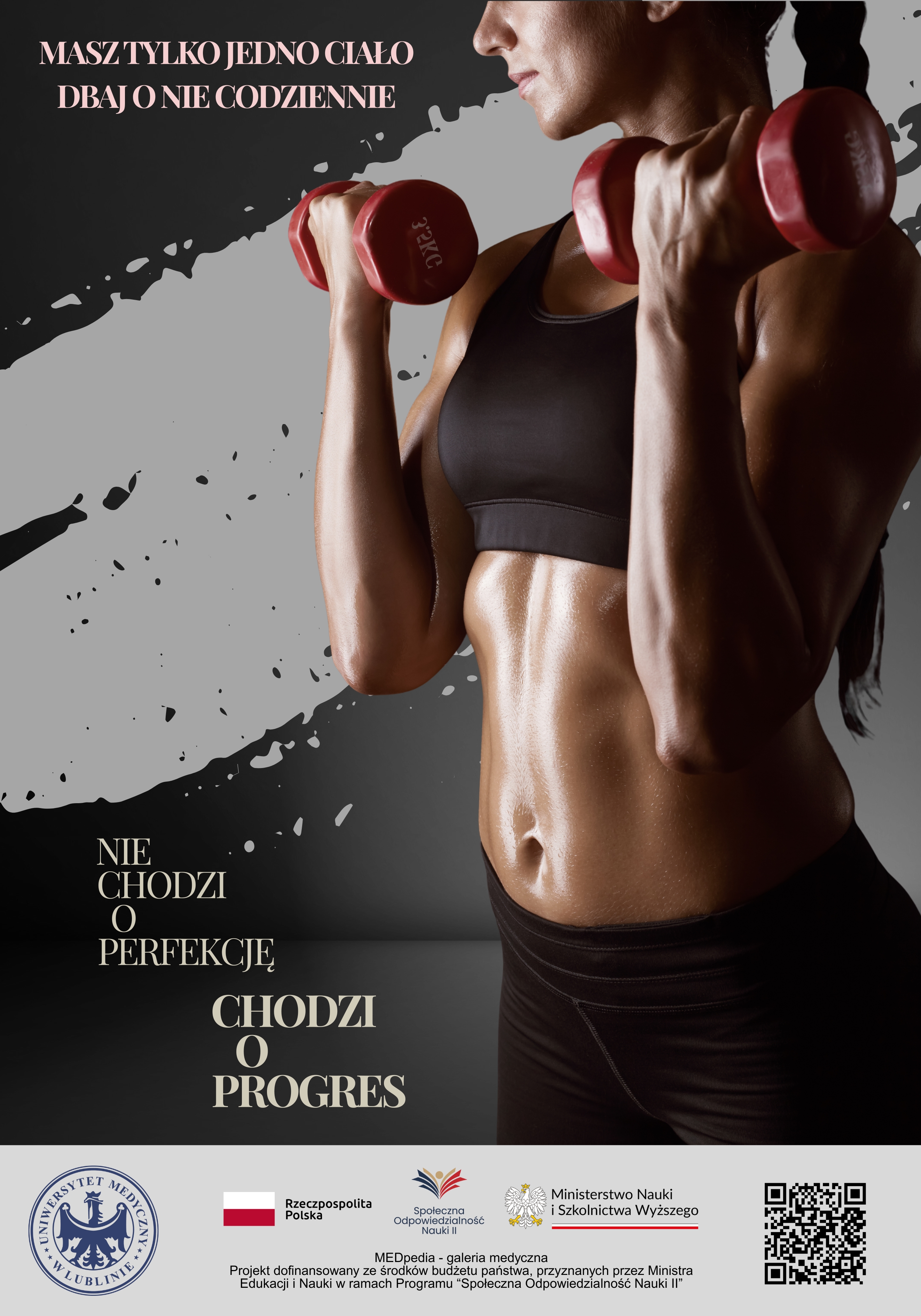 Ciemny plakat z jasnoszarą plamą graficzną. Z prawej półprofil wysportowanej kobiety w czarnym topie; trzyma czerwone hantle, ugięte łokcie przy klatce. U góry napis: „Masz tylko jedno ciało — dbaj o nie codziennie”. Po lewej dużą czcionką: „Nie chodzi o perfekcję, chodzi o progres”. Na dole belka z logotypami i kodem QR do materiałów online.